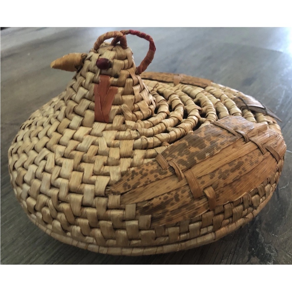 Vintage wicker chicken basket‎